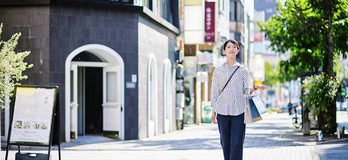 街を歩く女性の写真