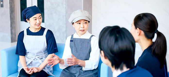 東横インのスタッフが話し合いをしている様子