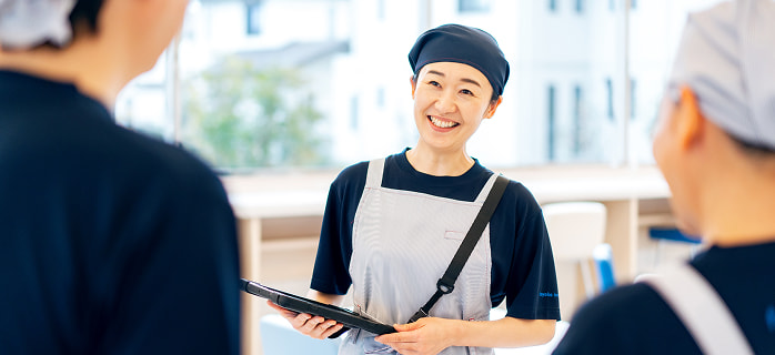 チームで楽しく話し合う東横インのルームメイクスタッフ