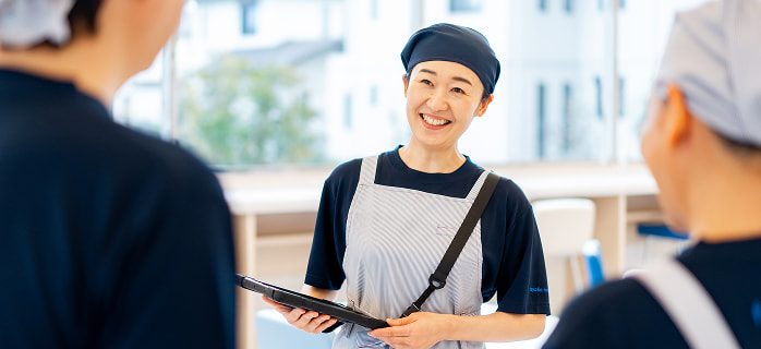 チームで楽しく話し合う東横インのルームメイクスタッフ