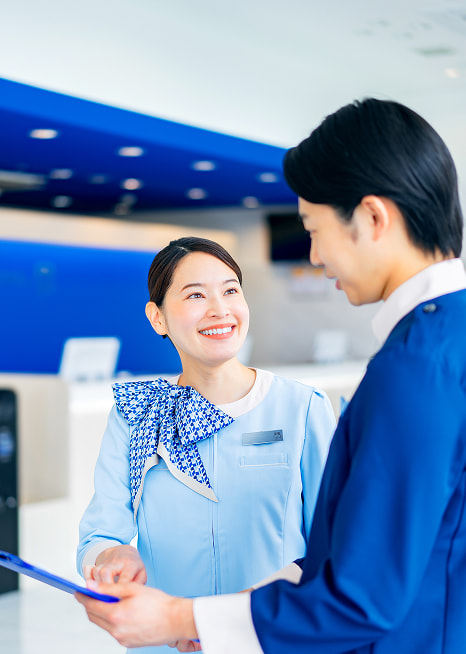 支配人の男性と話す女性の写真