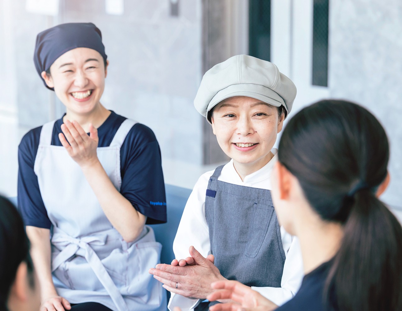 店舗のスタッフで座談会をしている様子