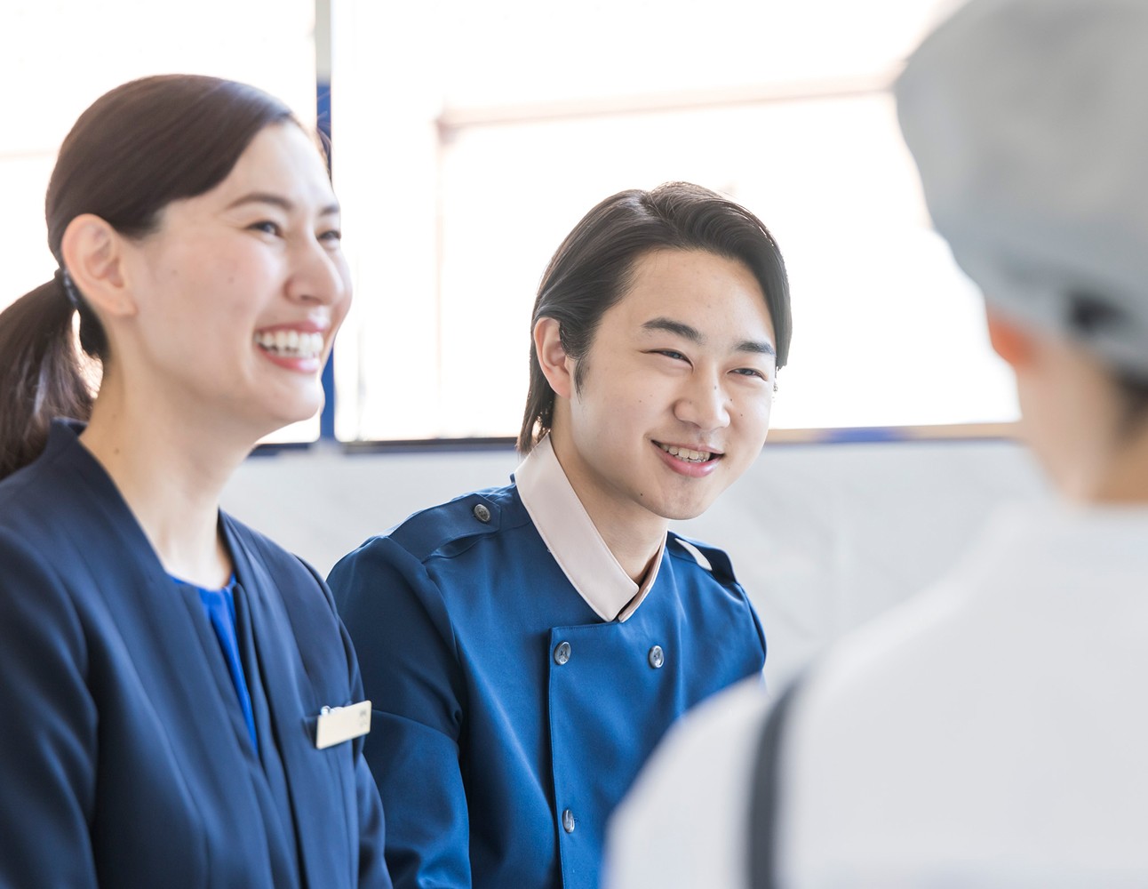 店舗のスタッフで座談会をしている様子