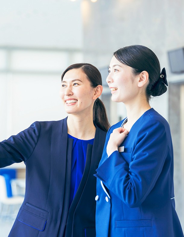 支配人の女性とフロントスタッフ