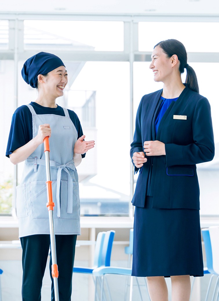 ルームメイクスタッフと笑顔で話す支配人の女性