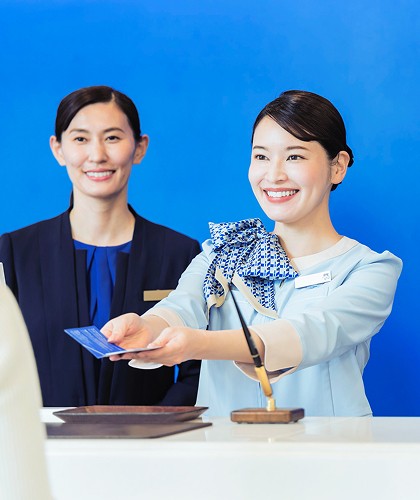 フロントスタッフと共に接客している支配人の女性