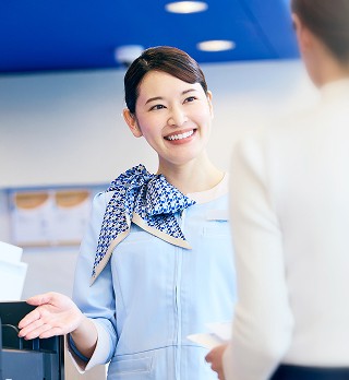 笑顔で接客するフロントスタッフの写真