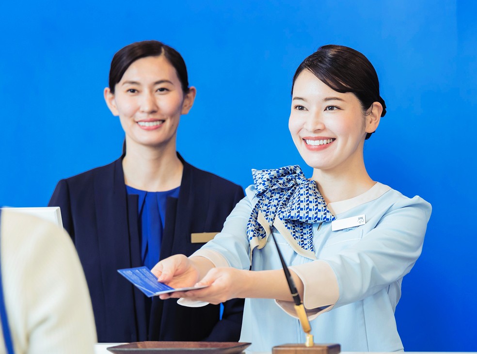 フロントにてお客さま対応の風景