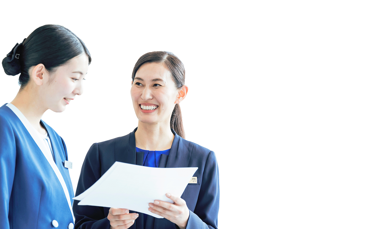 店舗スタッフと笑顔で話す支配人の女性