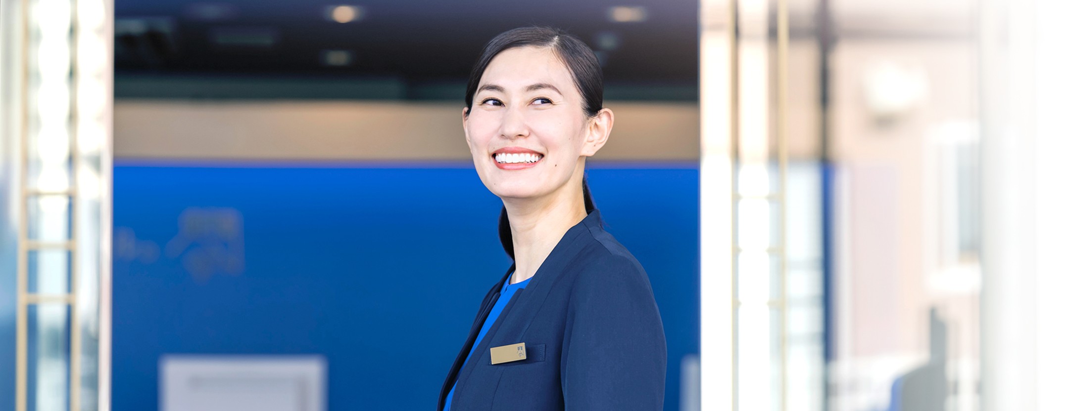 笑顔の支配人の女性