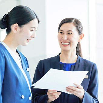 店舗スタッフをマネジメントする支配人の女性