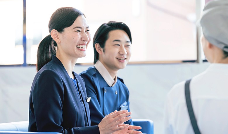 店舗スタッフ同士でクロストークをしている様子